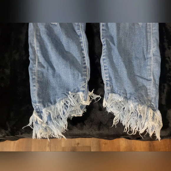 KanCan - Distressed, Frayed Ankle Jeans - Size 7/27 - Light Wash - Picture 2 of 11
